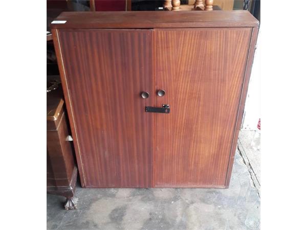 ~/upload/Lots/51003/lxsiklw6mftwg/LOT 44 GENTLEMAN PRESS CUPBOARD_t600x450.jpg